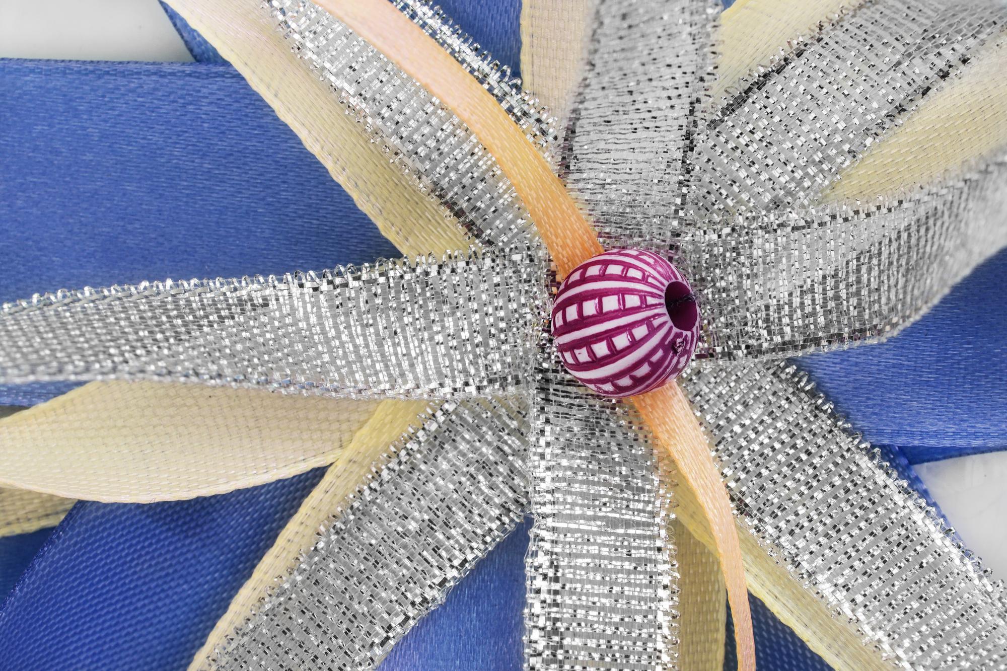 Asymmetrische Paneele mit geometrischer Stickerei